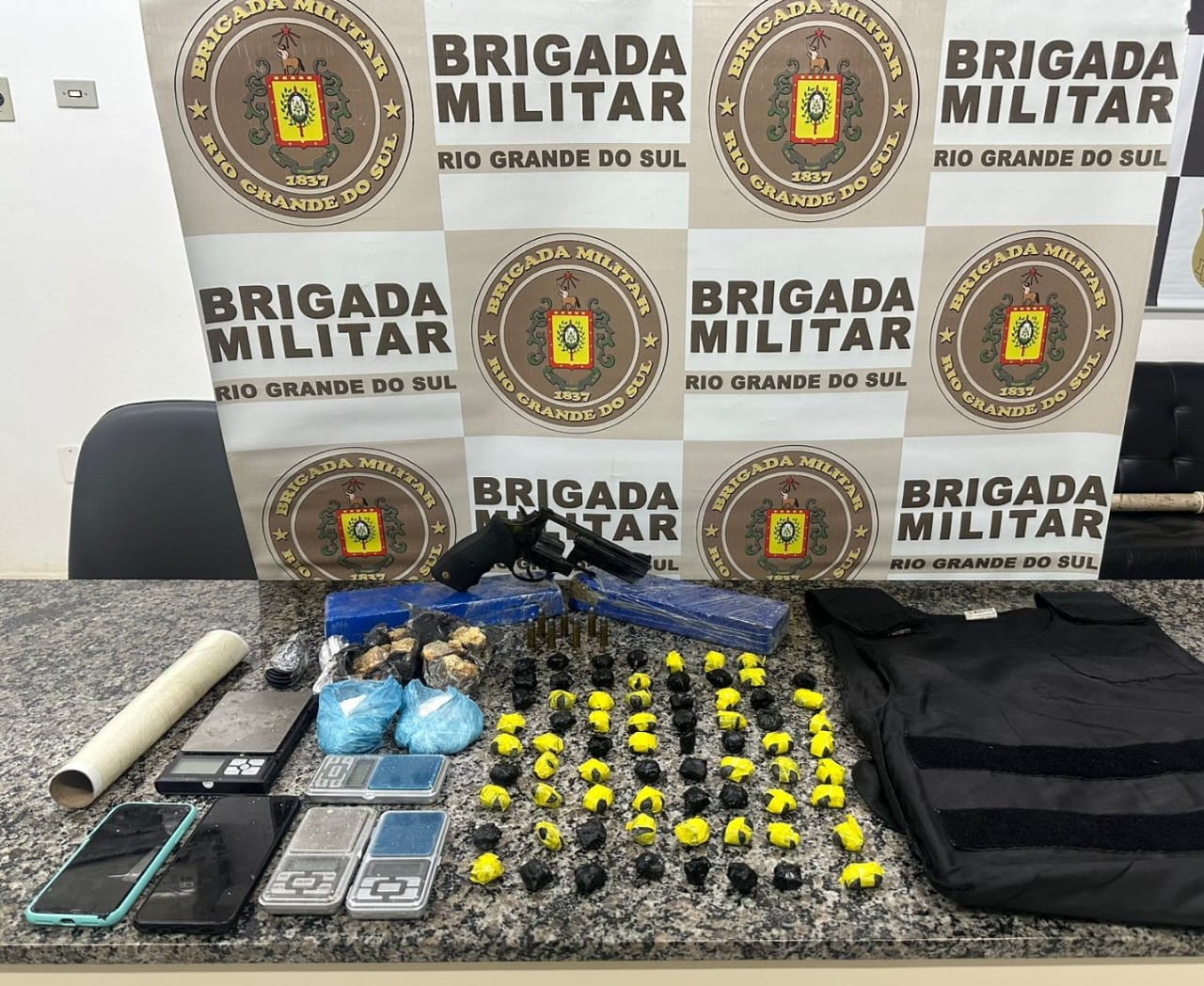 BM realiza prisão e apreensão por posse irregular de arma de fogo e tráfico de drogas