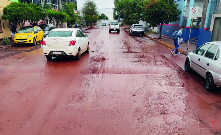 Lamaçal deixado pelas obras do esgotamento sanitário