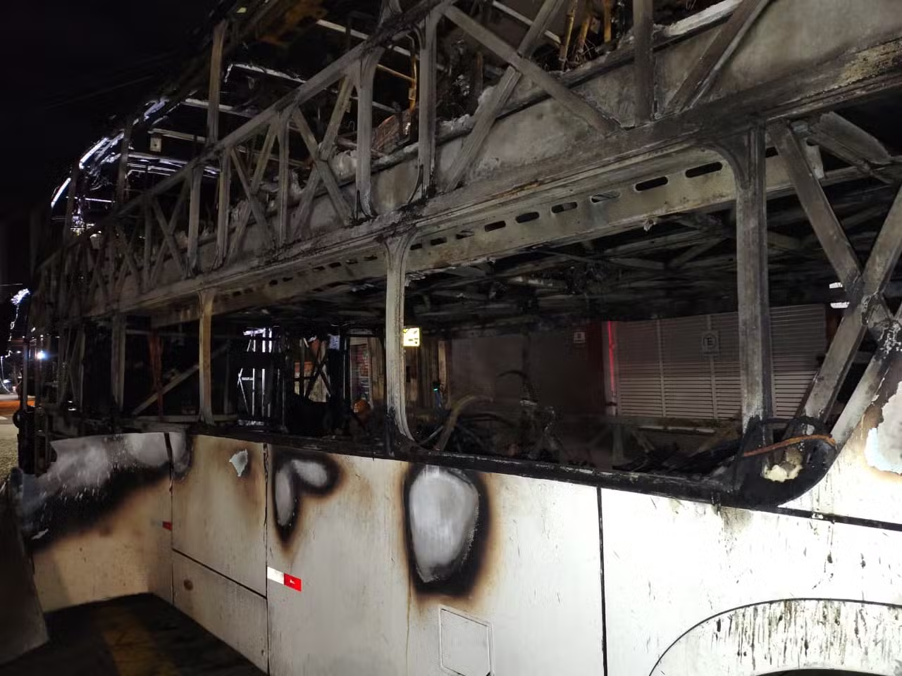 Laudo do IGP aponta falha no freio como causa do acidente com ônibus que pegou fogo no Centro Histórico de Porto Alegre