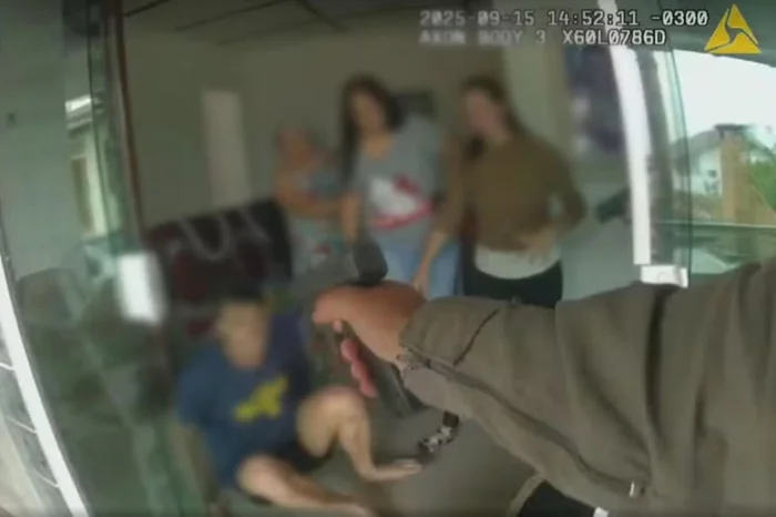 Vídeo de câmera corporal revela ação de policiais que terminou na morte de homem em surto diante da mãe em Porto Alegre