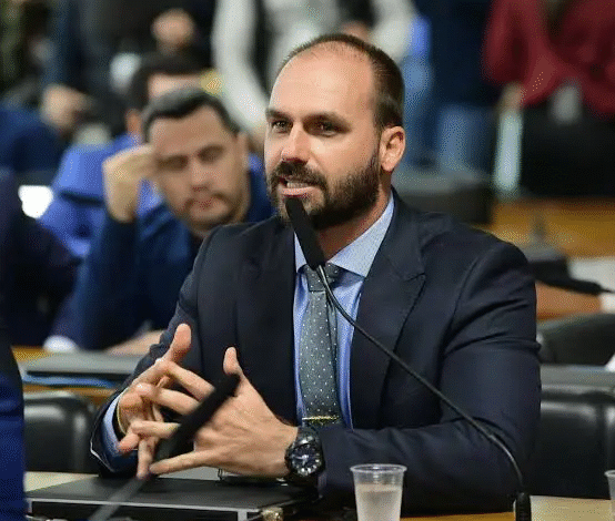 STF tem maioria para tornar Eduardo Bolsonaro réu por tentar coagir STF sobre julgamento do pai
