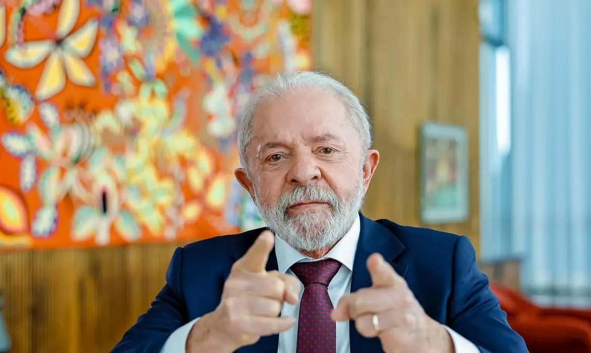 Lula sanciona lei que proíbe linguagem neutra na administração pública