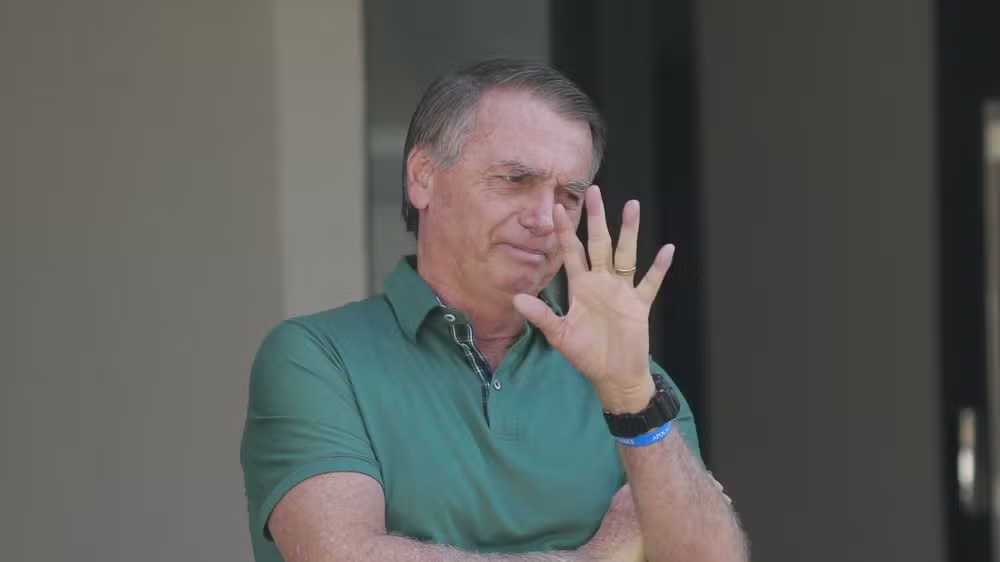 Defesa pede que Bolsonaro cumpra toda a pena em prisão domiciliar por motivos de saúde