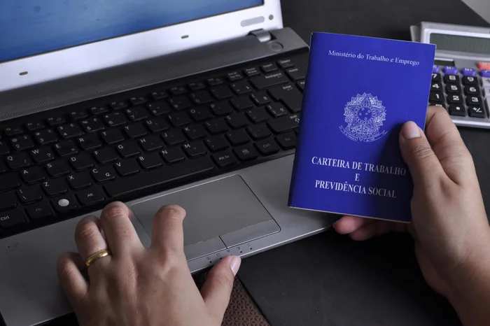 Desemprego cai a 5,4% e atinge menor nível da série histórica, diz IBGE