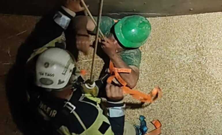 Bombeiros resgatam homem que caiu em moega de silo em Entre-Ijuís