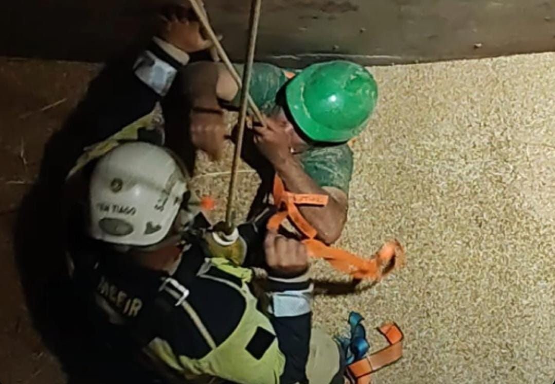 Bombeiros resgatam homem que caiu em moega de silo em Entre-Ijuís