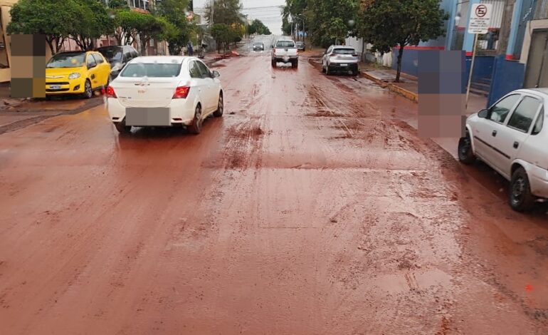 Barro toma conta das ruas e complica o trânsito em Santo Ângelo