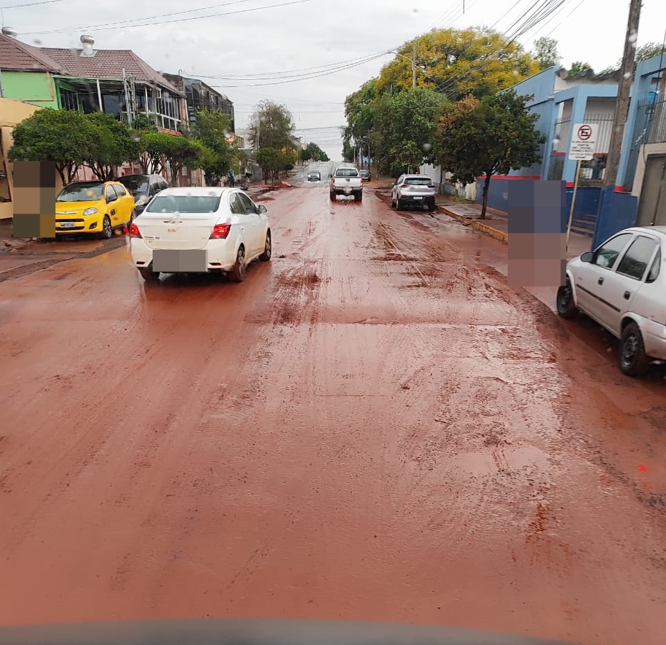 Barro toma conta das ruas e complica o trânsito em Santo Ângelo