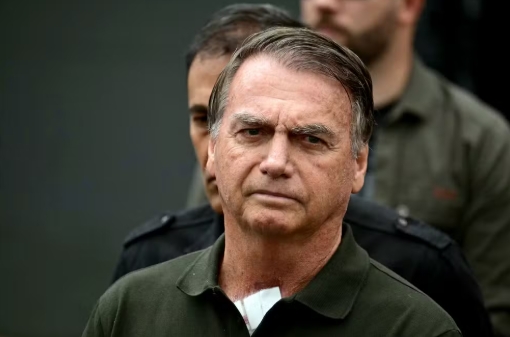 Moraes autoriza cirurgia de Bolsonaro e nega pedido de prisão domiciliar