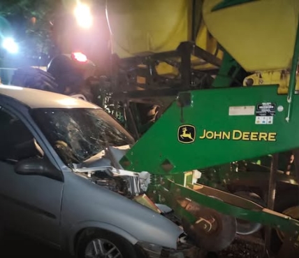 Grave acidente na ERS-342 envolve automóvel e máquina agrícola em Santo Ângelo