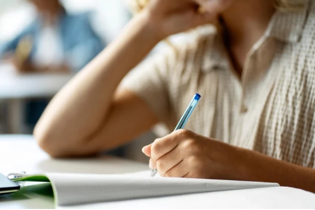 Concursos públicos no RS oferecem mais de 1,5 mil vagas com salários de até R$ 20 mil