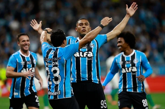 Grêmio vence Palmeiras de virada e ainda sonha com G-8 no Brasileirão