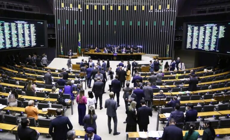 Câmara deve votar projeto que amplia licença-paternidade para até 30 dias