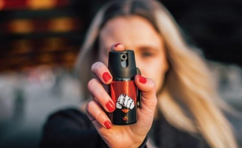 Nova lei libera venda de spray de pimenta para legítima defesa de mulheres no RJ