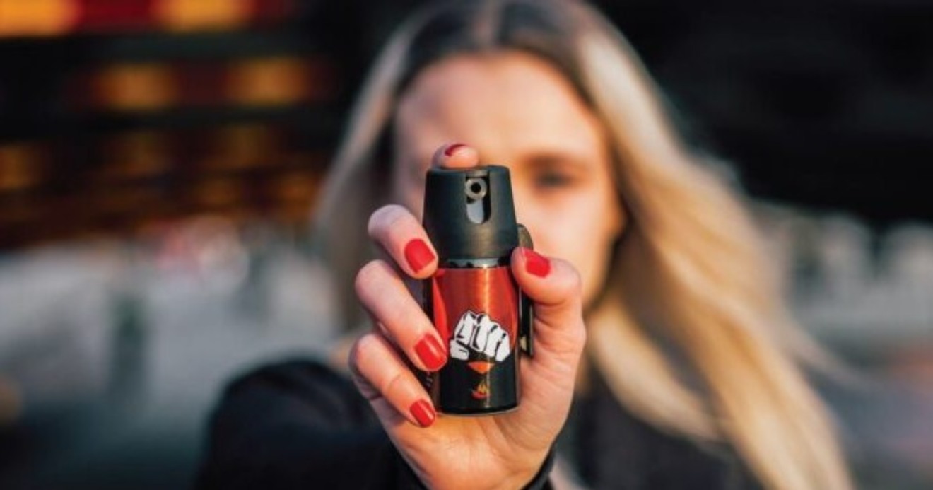 Nova lei libera venda de spray de pimenta para legítima defesa de mulheres no RJ