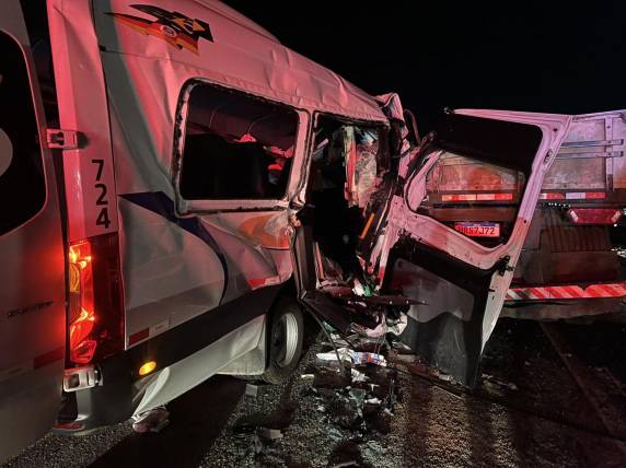 Professora morre e 14 pessoas ficam feridas em acidente com van de estudantes em Soledade