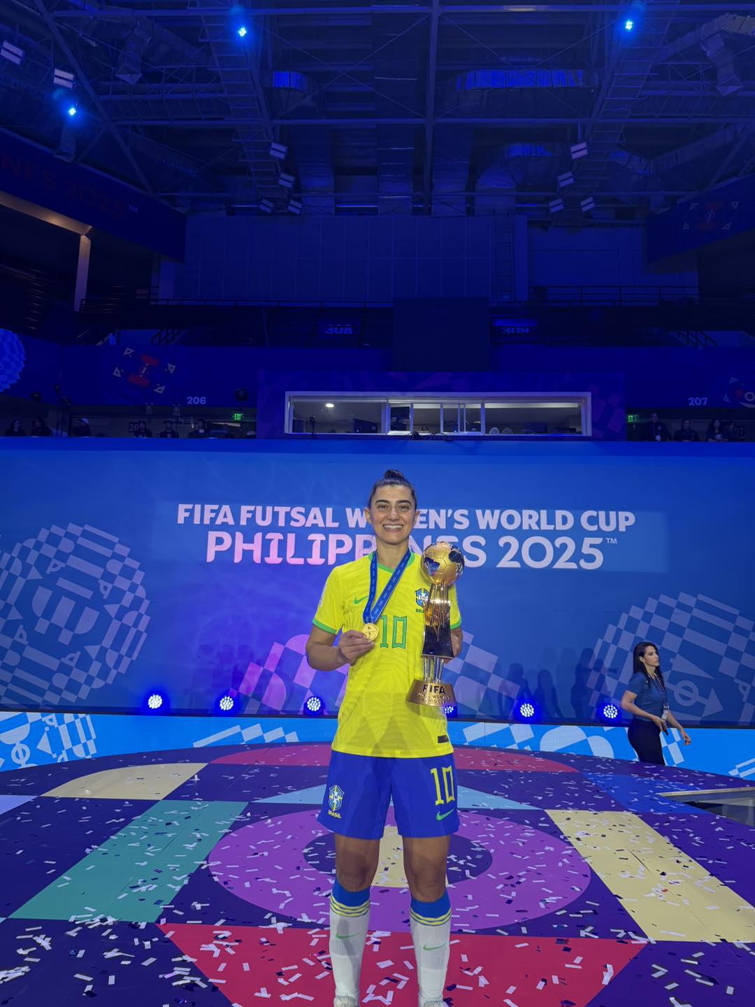 Santo-angelense Luciléia Renner Minuzzo é campeã mundial de Futsal pela Seleção Brasileira