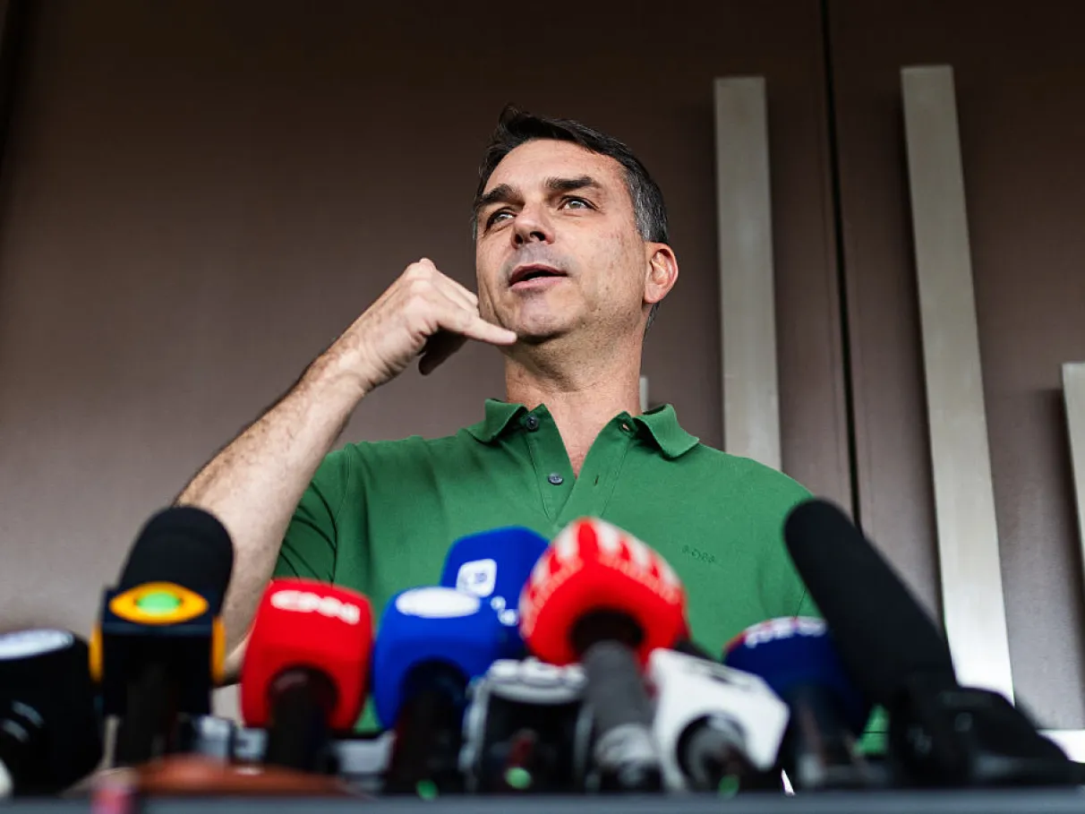 Flávio Bolsonaro diz que preço para desistir de candidatura é ter o pai ‘livre, nas urnas’