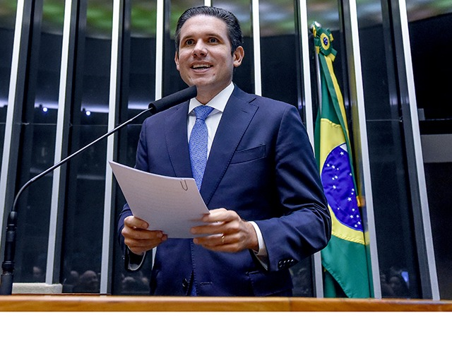 Hugo Motta pauta para hoje projeto que pode reduzir pena de Bolsonaro