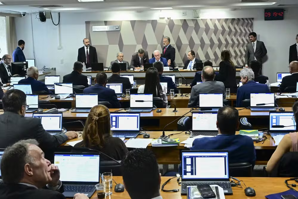 CCJ do Senado aprova PEC que reduz jornada máxima de trabalho para 36 horas semanais