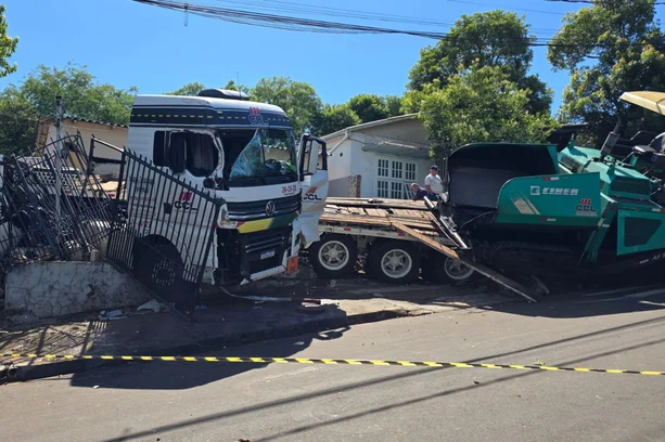 Caminhão desgovernado atinge três casas em Santa Rosa; dois homens ficam feridos