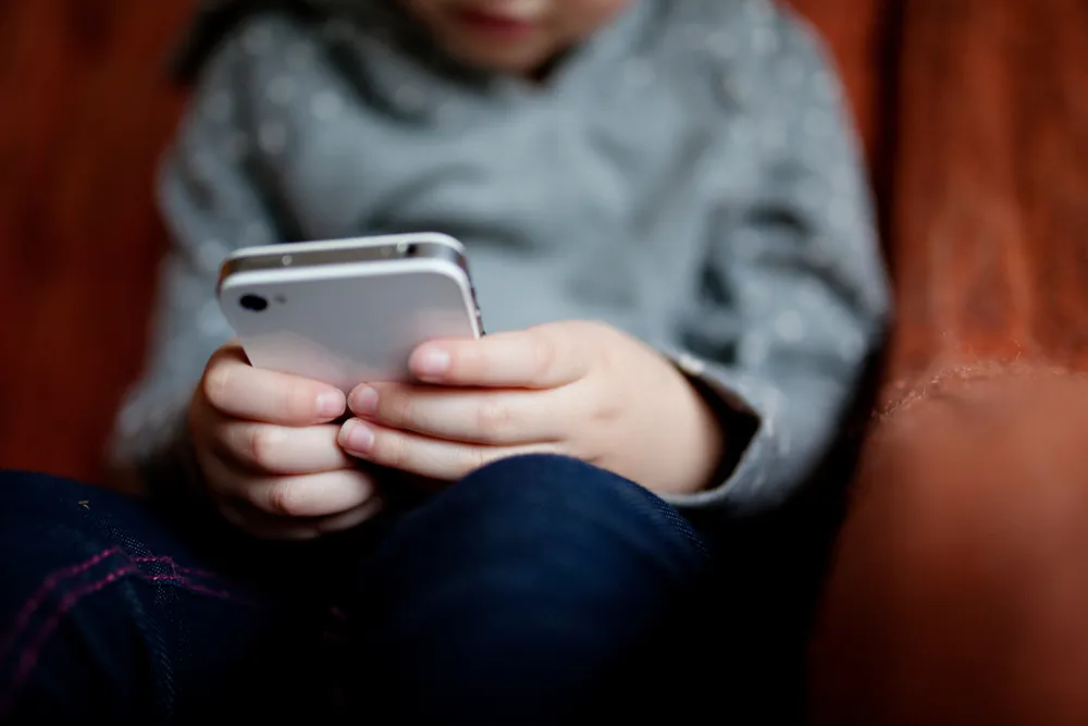 Brasil terá novas regras para proteção de crianças e adolescentes na internet a partir de 2026