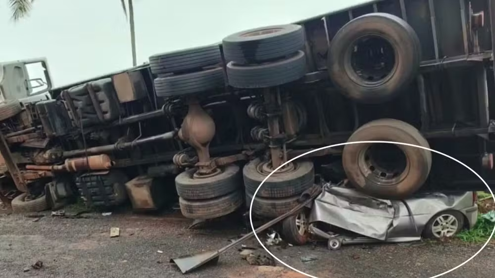 Quatro homens morrem após caminhão tombar sobre carro em rodovia de Monte Azul Paulista