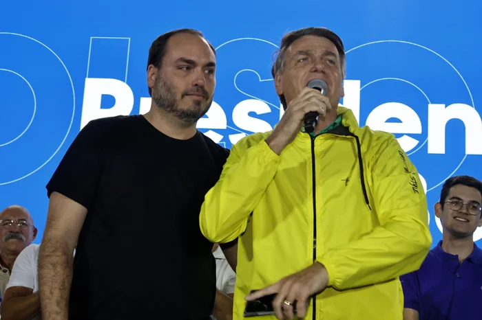 Carlos Bolsonaro diz que Bolsonaro volta a ter crise de soluços após procedimentos médicos