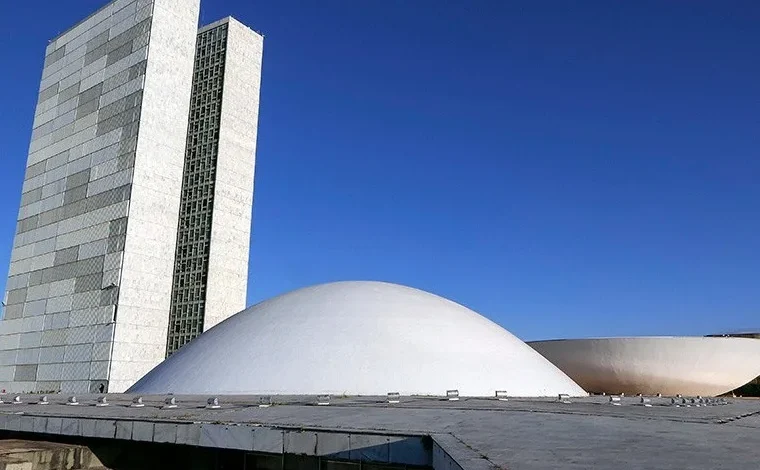 Comissão adia votação da PEC que reduz jornada para 40h e mantém 6×1