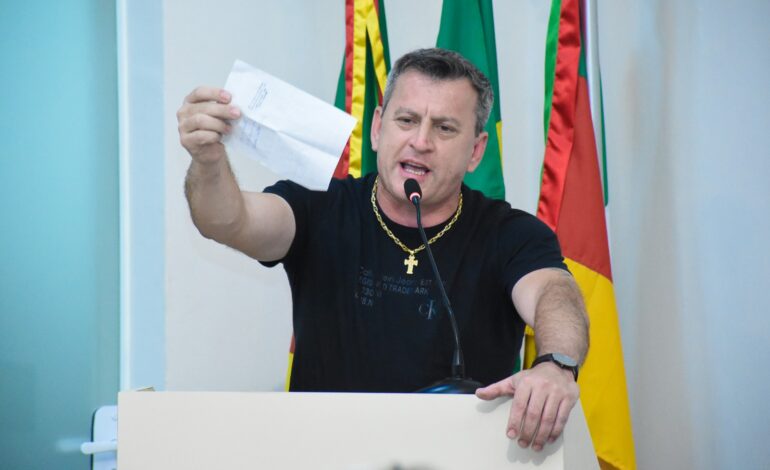 Justiça entende que vereador incitou hostilidade contra médicos e determina retirada de postagens