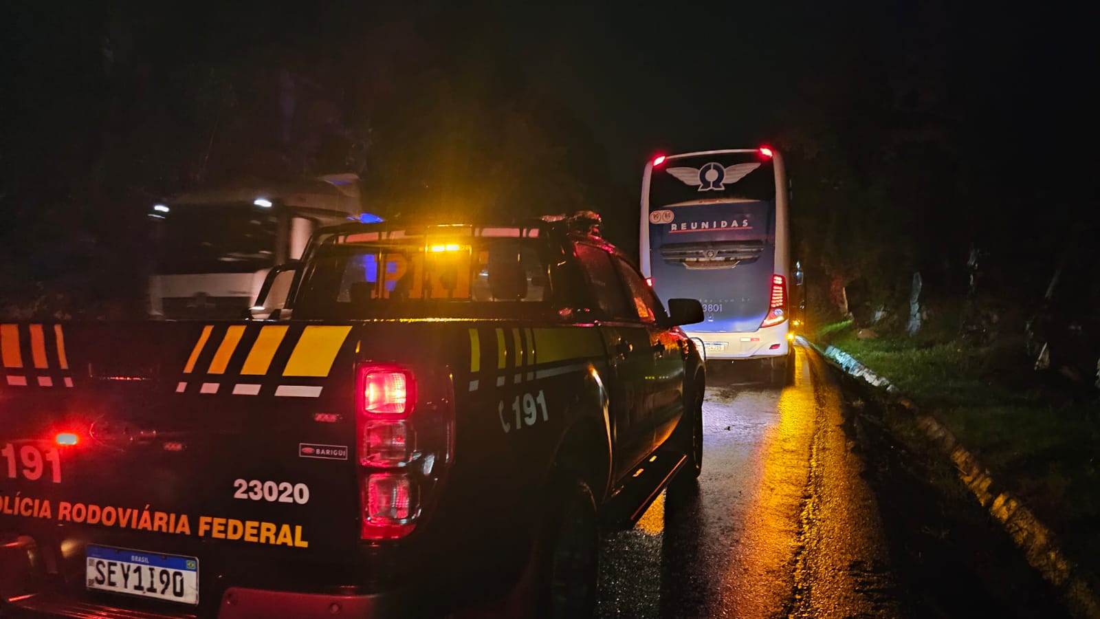 Acidente entre caminhão e ônibus que saiu de Santo Ângelo deixa 11 pessoas feridas no Paraná