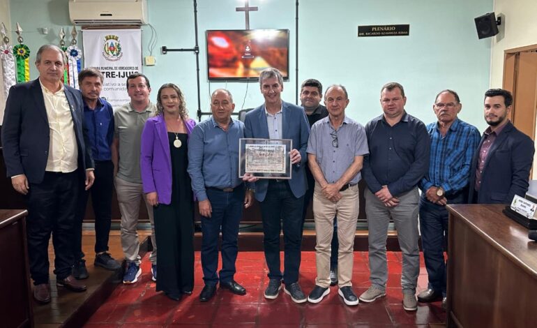 Câmara de Entre-Ijuís entrega Moção de Congratulação ao secretário da Cultura, deputado Eduardo Loureiro