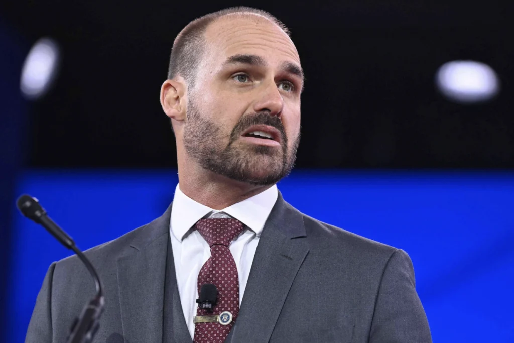 Eduardo Bolsonaro já tem número de faltas para ter mandato de deputado cassado