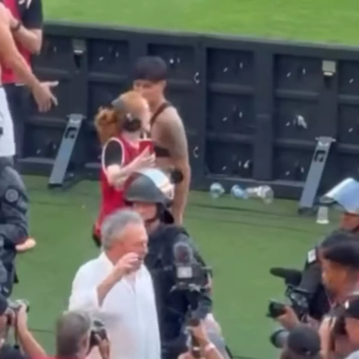 “Me senti intimidada”, diz repórter que teve fone retirado por Bernabei após jogo do Inter