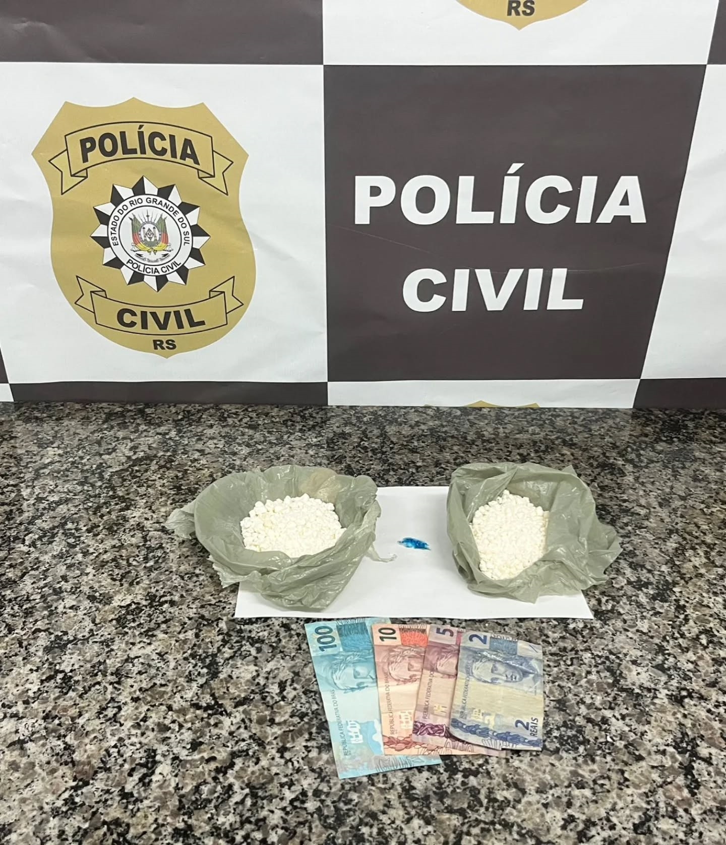 Dupla é presa por tráfico de drogas no bairro Pippi, em Santo Ângelo