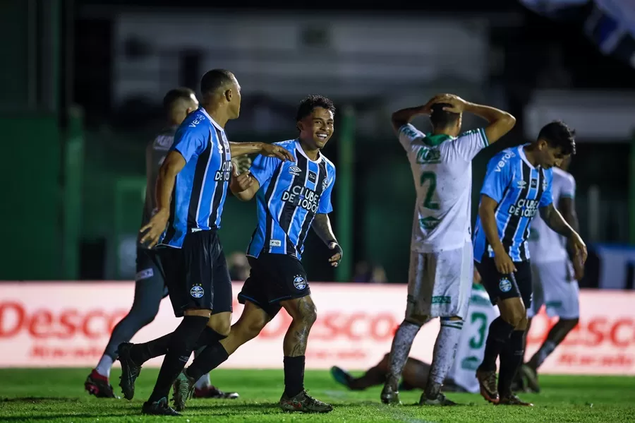 Grêmio deslancha no segundo tempo e goleia o Avenida na estreia do Gauchão