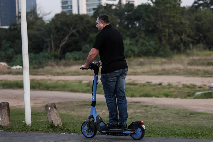 Novas regras para patinetes, skates motorizados e bicicletas elétricas já estão em vigor; saiba mais