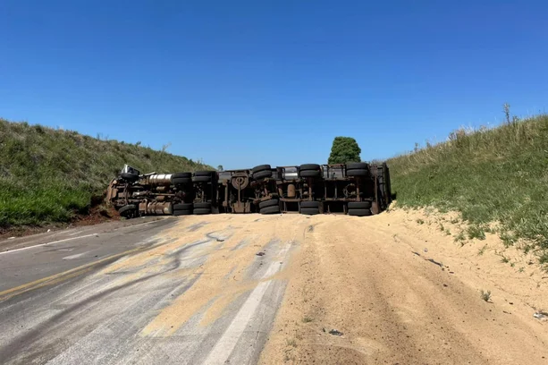Acidente entre carreta e picape argentina bloqueia a BR-285 no norte do RS