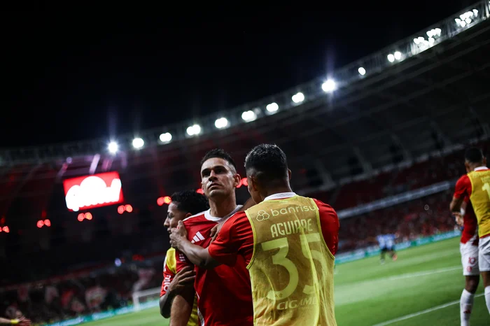 Inter vira sobre o Grêmio com três gols em nove minutos e vence Gre-Nal eletrizante