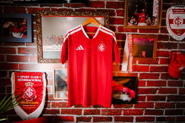 Inter lança nova camisa em homenagem ao título da Libertadores de 2006