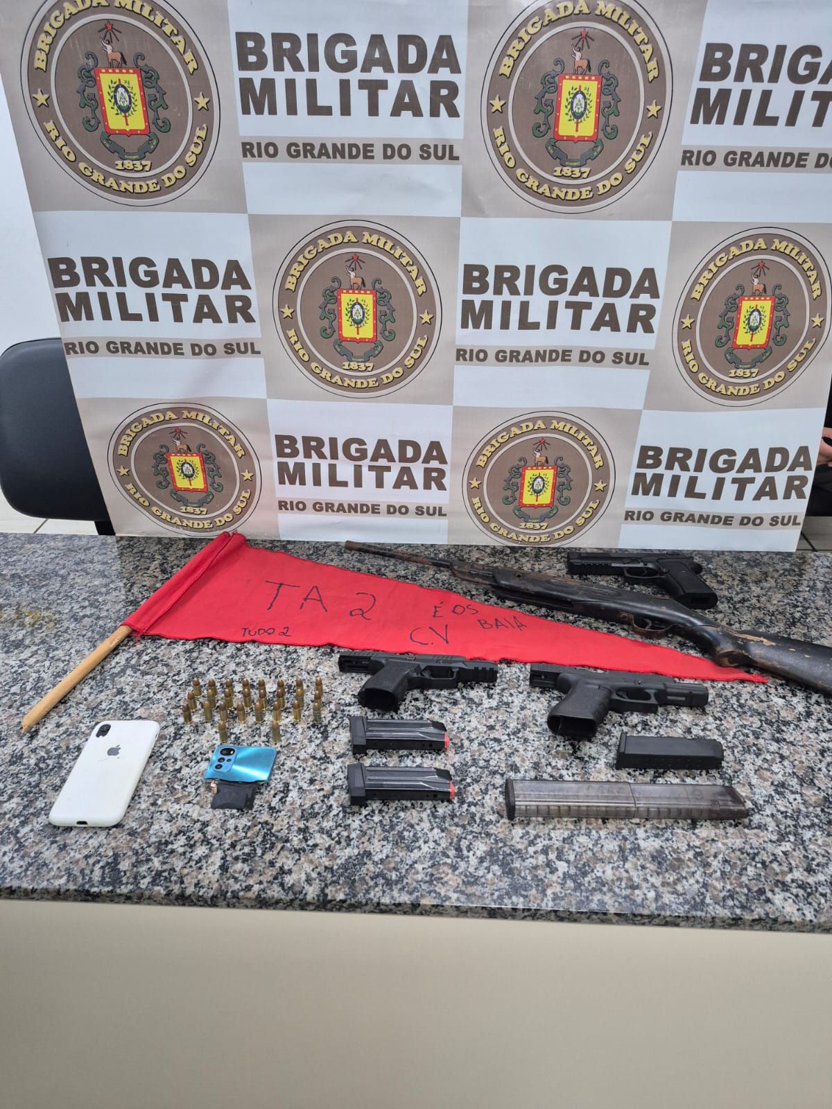 BM prende dupla por porte ilegal de arma de fogo no bairro João Goulart em Santo Ângelo