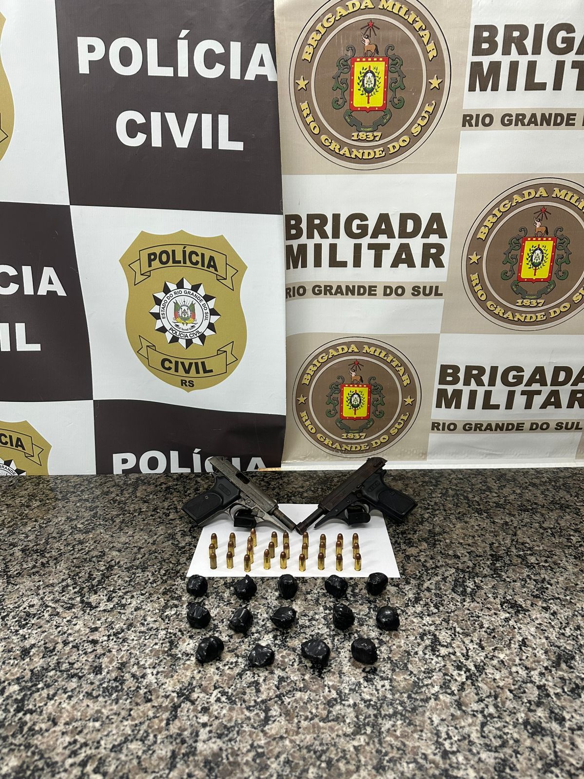 Polícia prende dois suspeitos e apreende armas e drogas no bairro Jardim