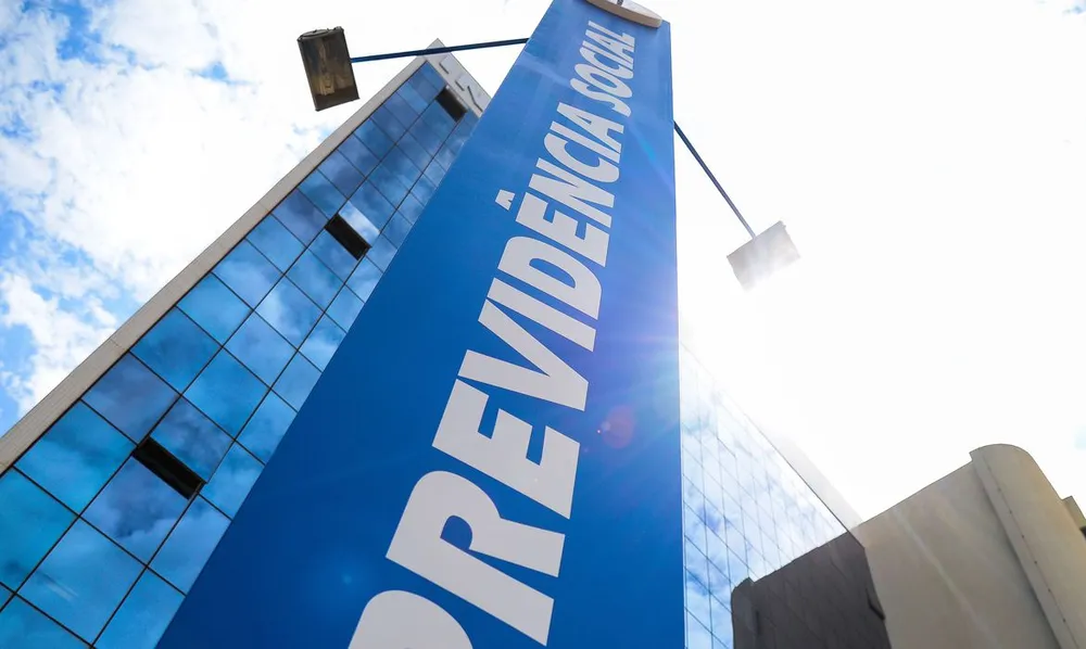 Com reajuste de 3,9%, teto do INSS passa para R$ 8.475