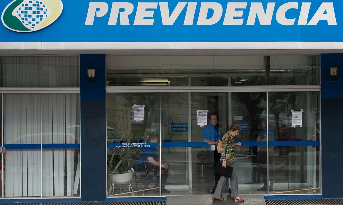 Agências do INSS abrem para atendimento extra no fim de semana e fecham para manutenção na próxima semana