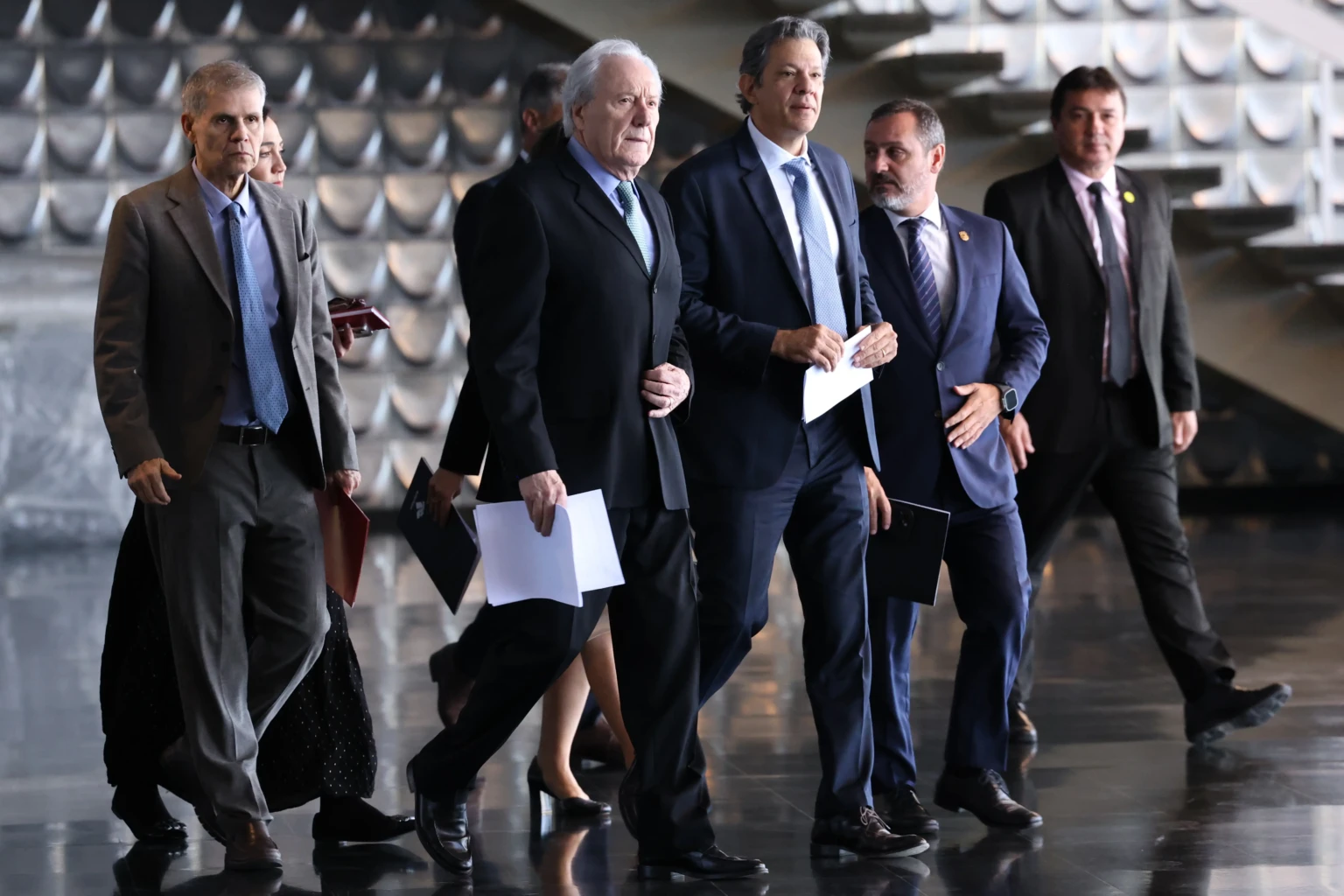 Lula retorna a Brasília e avalia mudanças em ministérios; Lewandowski e Haddad sinalizam saída