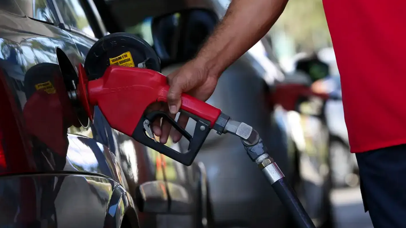 Petrobras reduz preço da gasolina em 5,2% para distribuidoras