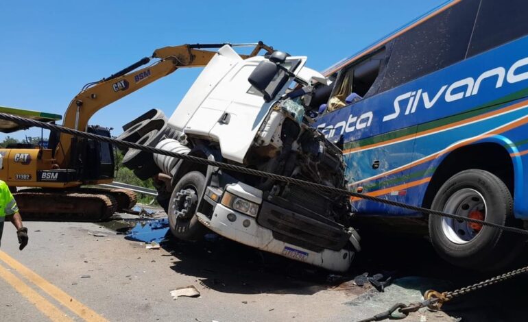 Dois passageiros seguem internados após acidente com 11 mortos entre ônibus e caminhão em Pelotas