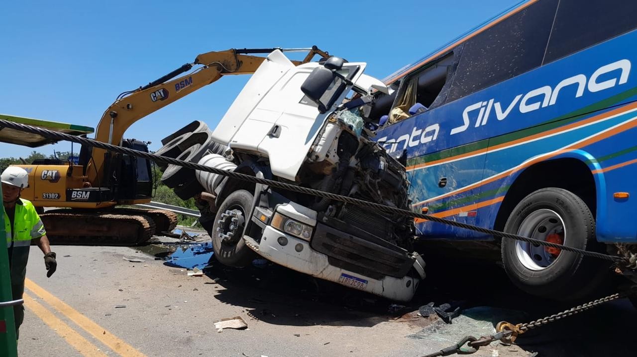 Dois passageiros seguem internados após acidente com 11 mortos entre ônibus e caminhão em Pelotas