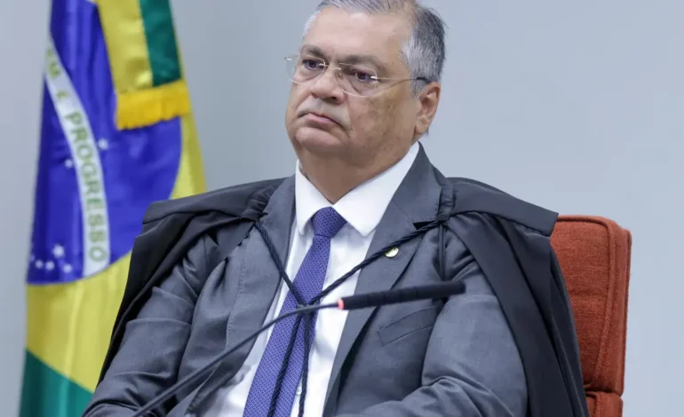 Dino manda suspender pagamento de penduricalhos nos Três Poderes