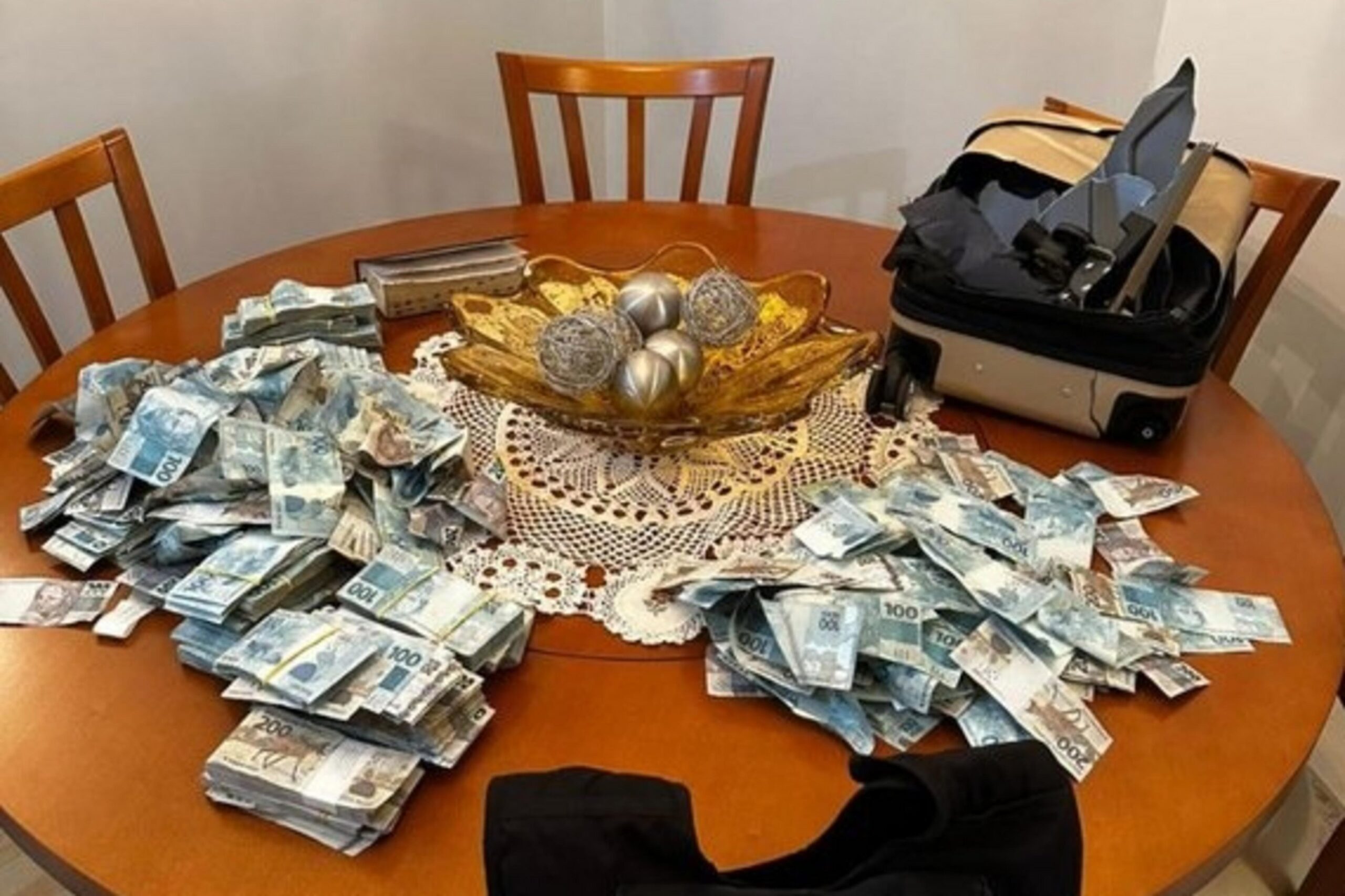 PF apreende R$ 429 mil após suspeito jogar mala com dinheiro pela janela em SC